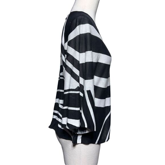 Chico's Size 0 3/4 Sleeve Animal Print Blouse Top Black & White Small - Picture 2 of 5